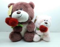 Медведь цветной , цветок-сердце в руках 25 см