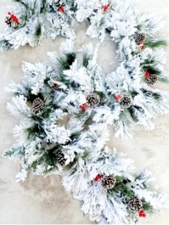 Веточка сосновая со снегом, с ягодками 2,7 м.D-270